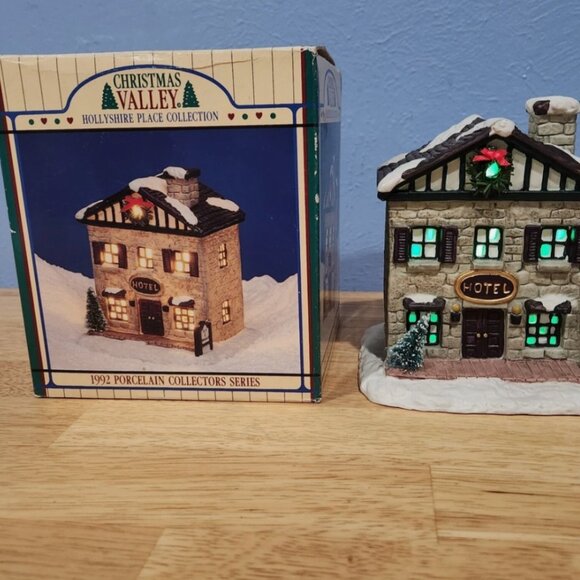 Bed And Breakfast Hotel Ceramic House 6.5" Seasonal Specialties Christmas Valley - Picture 2 of 10